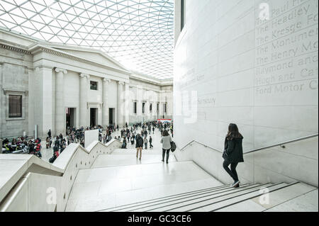 Hall di ingresso e il Victoria and Albert Museum, Kensington, London, England, Regno Unito Foto Stock