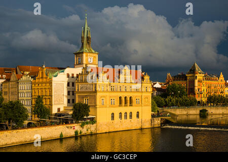 Bedrich Smetana Museum, posteriore la vecchia torre di acqua del centro storico, Smetana Kai, centro storico, Praga, Boemia Foto Stock