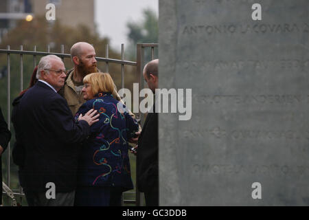 Robin e sua moglie Diana Kellow, i genitori di Elaine Kellow, uccisi nel crash ferroviario, si uniscono ai sopravvissuti e ad altre famiglie in cattività per celebrare il 10° anniversario dell'incidente ferroviario di Paddington, a causa della lapide a Ladbroke Grove, nella zona ovest di Londra, che porta i nomi di tutti i 31 uccisi nel crash. Foto Stock