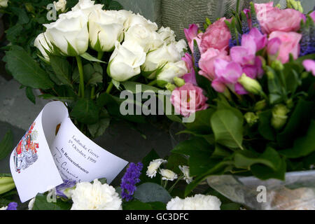 Fiori e tributi sono lasciati dai sopravvissuti e dalle famiglie in cattività che sono venuti a celebrare il 10° anniversario del crash ferroviario di Paddington, a Ladbroke Grove, nella parte ovest di Londra. Foto Stock