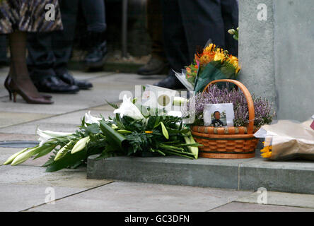 Fiori e tributi sono lasciati dai sopravvissuti e dalle famiglie in cattività che sono venuti a celebrare il 10° anniversario del crash ferroviario di Paddington, a Ladbroke Grove, nella parte ovest di Londra. Foto Stock