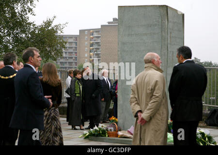 I sopravvissuti e le famiglie di vittime segnano il 10° anniversario del crollo della ferrovia di Paddington, da parte della lapide commemorativa di Ladbroke Grove, nella parte occidentale di Londra, che porta i nomi di tutti i 31 uccisi nel crollo. Foto Stock