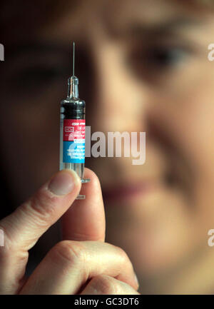 Nicola Sturgeon, segretario scozzese per la salute, con il vaccino influenzale stagionale, durante il lancio di una campagna di vaccinazione antinfluenzale presso il Davidson's Mains Medical Center di Edimburgo. Foto Stock