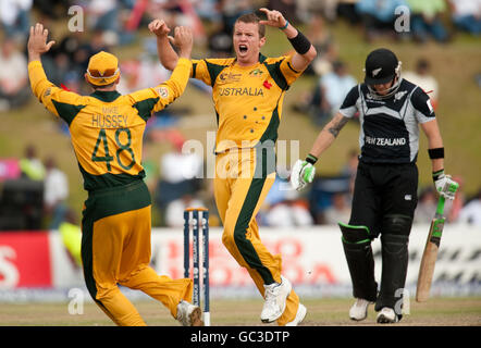 L'australiano Peter Siddle celebra il licenziamento del Brendon McCullum neozelandese durante la finale ICC Champions presso il Centurion Stadium di Centurion, Sudafrica. Foto Stock