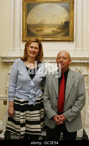 Sarah Brown ha un ritratto preso con uno dei dieci vincitori regionali dell'ITV Feelgood Factor Award, Pete Andrews, da Gloucestershire (West/Westcountry), all'interno di 10 Downing Street nel centro di Londra. Foto Stock