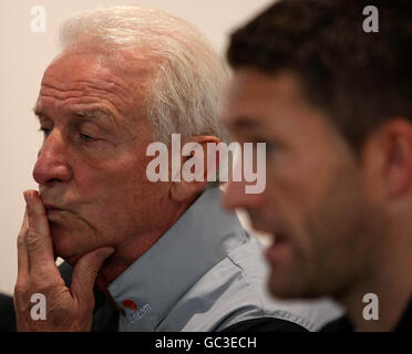 Il direttore della Repubblica d'Irlanda Giovanni Trapattoni e Robbie Keane (a destra) durante una conferenza stampa a Gannon Park, Malahide, Irlanda. Foto Stock