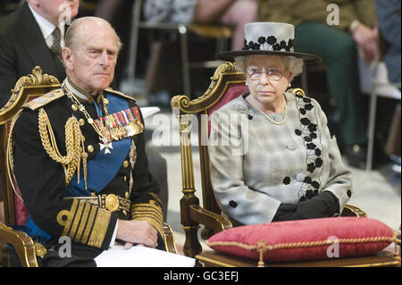 Il Duca di Edimburgo e la Regina Elisabetta II assistono ad un servizio presso la Cattedrale di St Paul's nel centro di Londra, per commemorare la fine delle operazioni di combattimento in Iraq. Foto Stock