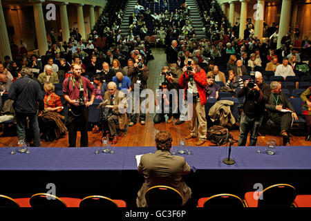 DaN Boyle TD attende al tavolo superiore nella RDS di Dublino mentre circa 700 delegati Verdi stanno partecipando al convegno di un giorno. Foto Stock