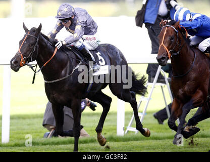 Il nostro Jonathan, guidato da Jamie Spencer (a sinistra) sulla strada per vincere la puntata Willmott Dixon Cornwallis durante il Willmott Dixon Group Day all'ippodromo Ascot di Ascot, Ascot. Foto Stock