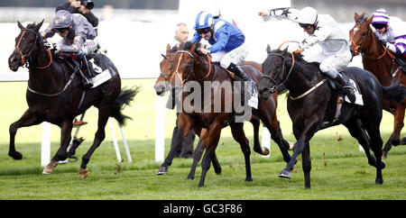 Il nostro Jonathan, guidato da Jamie Spencer (a sinistra) sulla strada per vincere la puntata Willmott Dixon Cornwallis durante il Willmott Dixon Group Day all'ippodromo Ascot di Ascot, Ascot. Foto Stock