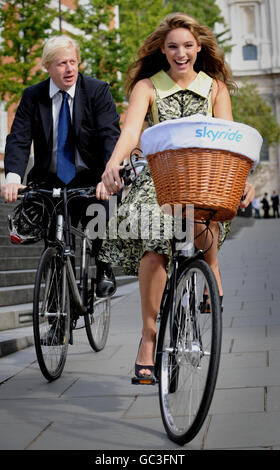 Il sindaco di Londra Boris Johnson e l'attrice Kelly Brook lanciano la Skyride di Londra. Foto Stock