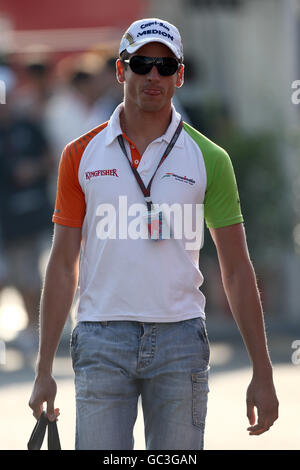 Formula uno Motor Racing - Gran Premio d'Italia - Practice Day - Monza. Il driver Force India Adrian Sutil arriva nel paddock per le prime prove al circuito di Monza, Italia. Foto Stock