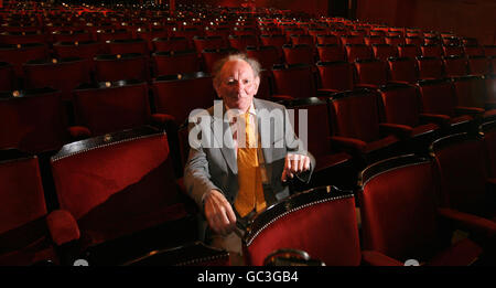 Brian Friel. Il famoso drammaturgo Brian Friel, che è stato inserito nella Gaiety Theatre Hall of Fame di Dublino. Foto Stock