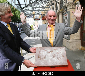 Brian Friel, il famoso drammaturgo Brian Friel, ha le sue mani in bronzo dal direttore di gestione John Costigan, mentre è stato inserito nella Gaiety Theatre Hall of Fame di Dublino. Foto Stock