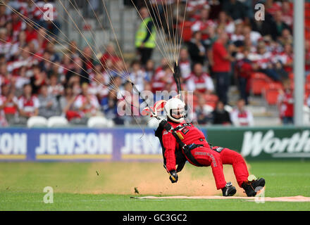 Rugby Union - Guinness Premiership - Gloucester Rugby / Bath Rugby - Kingsholm. Un membro del team Red Devils Parachute Display atterra in campo a Kingsholm Foto Stock