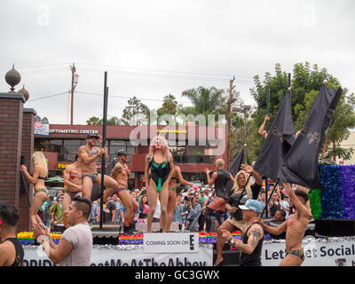 Il Abbey Bar gruppo sfilando in LA Pride Parade 2016 Foto Stock