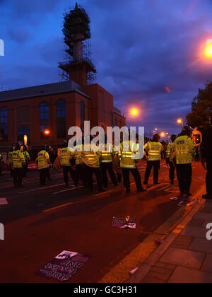 Polizia di Harrow, nel nord di Londra, a seguito di scontri con gruppi pro e anti-islamici al di fuori della moschea centrale di Harrow. Foto Stock