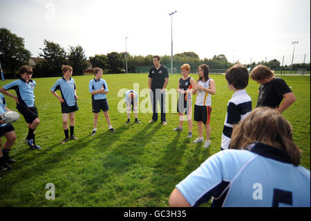 Tim Visser (centro) del Rugby di Edimburgo supervisiona una sessione di allenamento durante il lancio del nuovo campo di rugby alla Currie High School di Edimburgo. Foto Stock