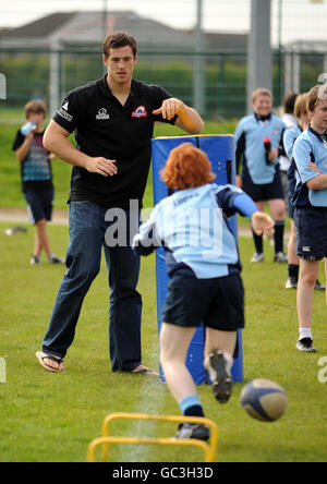 Tim Visser di Edinburgh Rugby supervisiona una sessione di allenamento durante il lancio del nuovo campo di rugby alla Currie High School di Edimburgo. Foto Stock