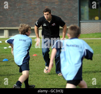 Tim Visser di Edinburgh Rugby partecipa alla sessione di allenamento durante il lancio del nuovo campo di rugby alla Currie High School di Edimburgo. Foto Stock