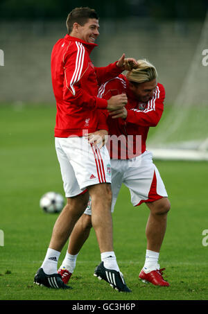 Calcio - UEFA Champions League - Gruppo e - Liverpool / Debreceni VSC - Liverpool Training and Press Conference - Melwood Trai.... Steven Gerrard di Liverpool condivide una battuta con Andriy Voronin durante una sessione di addestramento al Melwood Training Ground, Liverpool. Foto Stock