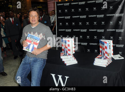 Jamie Oliver firma copie del suo nuovo libro, Jamie's America, a Waterstone's Canary Wharf, nella parte est di Londra. Foto Stock