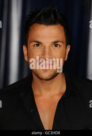 Peter Andre al National Lottery Awards 2009 nel centro di Londra, la ricerca annuale per trovare i progetti finanziati dalla Lotteria più amati dal Regno Unito. La Lotteria Nazionale segna il suo 15° anniversario quest'anno e le celebrità si sono riunite per questa celebrazione degli eroi non cantati utilizzando i fondi della Lotteria per fare una differenza positiva nelle loro comunità. Il credito fotografico deve essere: Ian West/PA Wire Foto Stock