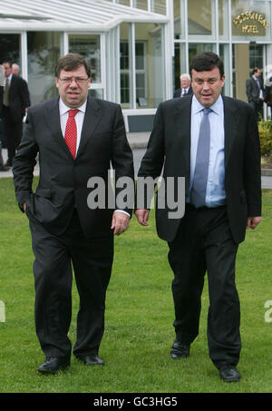 (Da sinistra a destra) Taoiseach Brian Cowen e il ministro delle Finanze Brian Lenihan hanno illustrato l'ultimo giorno del Fail di Fianna 'Think in' che si tiene presso l'Hodson Bay Hotel di Athlone. Foto Stock