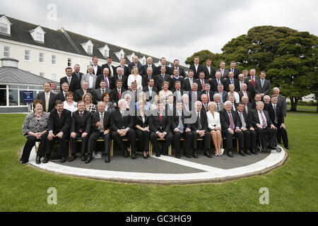 I membri del partito parlamentare Fianna Fail si riuniscono per una foto di gruppo l'ultimo giorno del partito Fianna Fail 'Think in' che si tiene presso l'Hotel Hodson Bay ad Athlone. Foto Stock