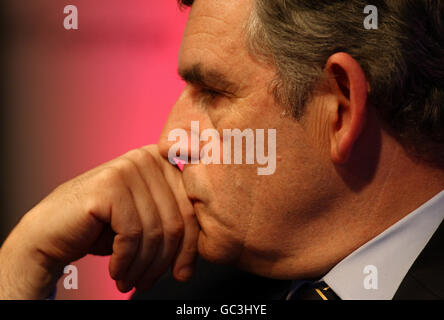 Il primo Ministro Gordon Brown durante una sessione di Q & A dibattito con i giovani al Novas Contemporary Urban Centre di Liverpool. Foto Stock