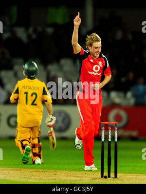 Stuart Broad, in Inghilterra, celebra il lancio del cazzo di Callum Ferguson in Australia durante il quinto giorno internazionale al Trent Bridge di Nottingham. Foto Stock