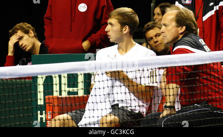 Daniel Evans della Gran Bretagna (al centro) durante la sua partita come Andy Murray (a sinistra) guarda sopra durante la Coppa Davis Euro/Africa Gruppo i Relegation Tie alla Echo Arena, Liverpool. Foto Stock