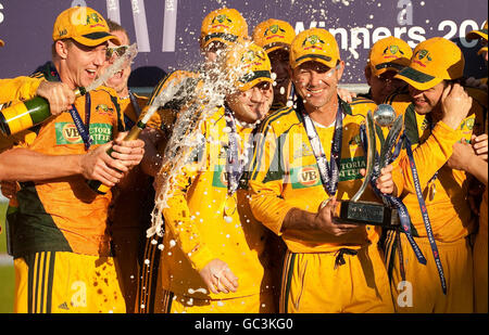 L'Australia festeggia la vittoria della serie 6-1 dopo la settima edizione della NatWest Series One Day International al Riverside di Durham. Foto Stock