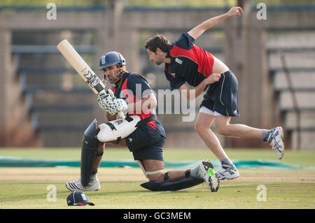 Ravi Bopara e Graham Onions in Inghilterra durante una sessione in rete all'Università di Witwatersrand a Johannesburg. Foto Stock