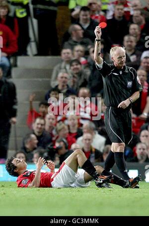 L'arbitro Peter Walton (a destra) mostra Fabio da Silva di Manchester United (Piano) una carta rossa dopo un fallo su Wolverhampton Wanderers' Michael Kightly Foto Stock