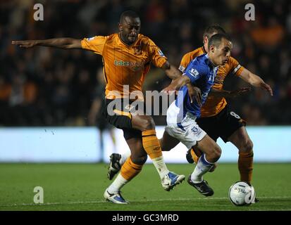 Leon Osman di Everton (al centro) affronta un combattimento da Hull George Boateng (a sinistra) e Nick Barmby Foto Stock