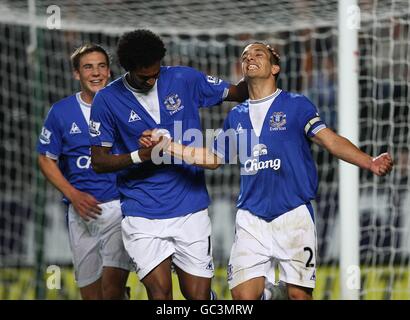 Leon Osman di Everton (a destra) festeggia con i compagni di squadra Joao Alves Jo (al centro) e Dan Gosling dopo aver segnato i loro lati quarto obiettivo del gioco Foto Stock