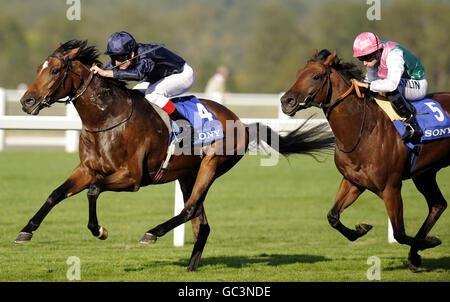 RIP Van Winkle e Johnny Murtagh vincono la regina Elisabetta II Stakes da Zacinto e Ryan Moore durante il terzo festival della birra dell'ippodromo di Ascot, Ascot. Foto Stock