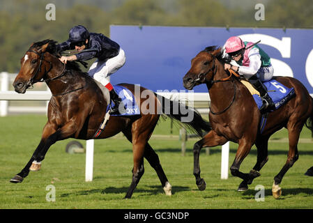 RIP Van Winkle e Johnny Murtagh vincono la regina Elisabetta II Stakes da Zacinto e Ryan Moore durante il terzo festival della birra dell'ippodromo di Ascot, Ascot. Foto Stock