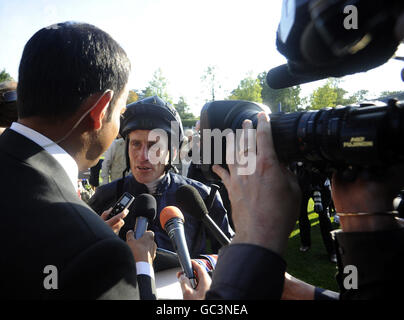 Johnny Murtagh è intervistato dopo aver vinto la regina Elisabetta II Stakes su RIP Van Winkle durante il terzo Ascot Racecourse Beer Festival presso Ascot Racecourse, Ascot. Foto Stock