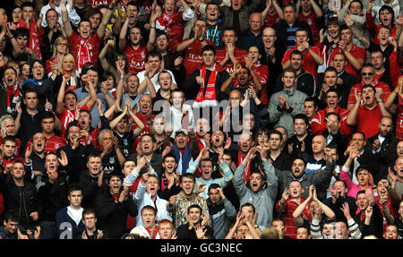 I tifosi di Aberdeen si acclamano al loro fianco durante la partita della Clydesdale Bank Scottish Premier League a Ibrox, Glasgow. Foto Stock