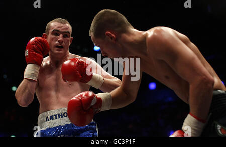 Pugilato - WBA World Super-Bantam peso - Bernard Dunne / Poonsawat Kratingdaenggym - o2 Arena. Anthony Fitzgerald (a sinistra) sulla strada per la vittoria su Tadus Jonkus nella loro lotta Middleweight alla O2 Arena di Dublino. Foto Stock