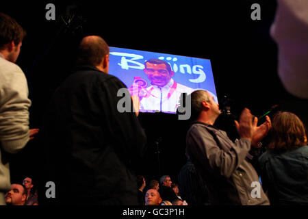 Pugilato - WBA World Super-Bantam peso - Bernard Dunne / Poonsawat Kratingdaenggym - o2 Arena. La folla alla O2 Arena di Dublino rendo omaggio al Boxer olimpico irlandese Darren Sutherland, tragicamente morto di recente. Foto Stock