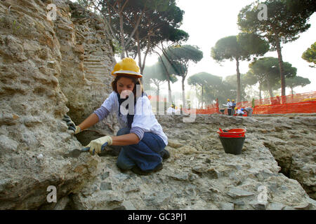 Gli archeologi dell'Università di Southampton lavorano nel sito dell'antico porto dell'Impero Romano vicino a Roma. Foto Stock