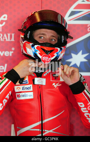 Motociclismo - Moto GP - Round Ten - Qualifiche - Donington Park. La Ducati's Casey Stoner nei box durante le qualifiche durante la giornata di qualificazione del Gran Premio di Gran Bretagna al Donington Park, Castle Donington. Foto Stock