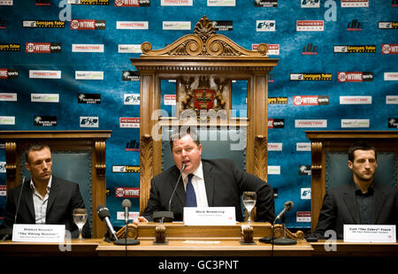 Mikkel Kessler (a sinistra), il promotore Mick Hennessy e Carl Froch (a destra) della Gran Bretagna durante una conferenza stampa presso le camere del Consiglio di Nottingham. Foto Stock