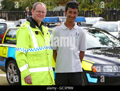 PC Mark Lappin e Kamrul Chowdhury un allievo al Manor Community College di Cambridge che era uno dei circa 20 studenti del college per assistere con l'arresto di un sospetto in fuga. Foto Stock