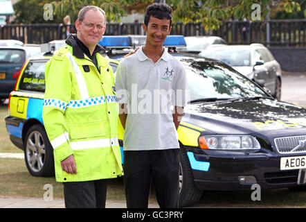 PC Mark Lappin e Kamrul Chowdhury un allievo al Manor Community College di Cambridge che era uno dei circa 20 studenti del college per assistere con l'arresto di un sospetto in fuga. Foto Stock