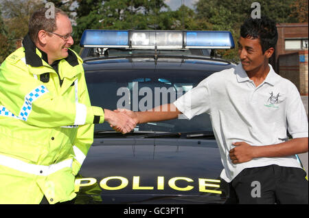 PC Mark Lappin e Kamrul Chowdhury un allievo al Manor Community College di Cambridge che era uno dei circa 20 studenti del college per assistere con l'arresto di un sospetto in fuga. Foto Stock