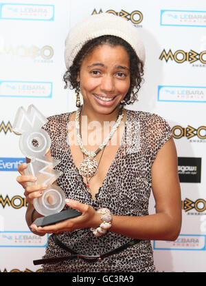 2009 MOBO Awards - Glasgow. Nneka con il suo premio Best African Act durante i premi MOBO 2009 al SECC di Glasgow. Foto Stock